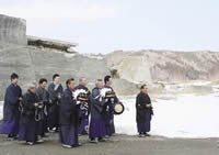 田老町防潮堤前の黒森神楽の神楽念仏（今年3月）