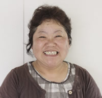 「私は普通のお母さん」と笑う松岡さん