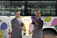 コカ・コーラは10月、岩手県沿岸部の５つの学校にバスを寄贈した