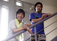 立ち上げメンバーの佐藤健太さん（左）とダンサーのシゲさん。２人は11月公演のキャストも務める。