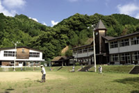 統合に伴い昨年から休校になった西ヶ方小学校が、「大学」のキャンパス。