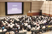 復興庁の岡本統括官による基調講演では、ＮＰＯなど行政以外のセクターが、それぞれの得意分野で連携しながら役割を全うすることへの期待が述べられた。