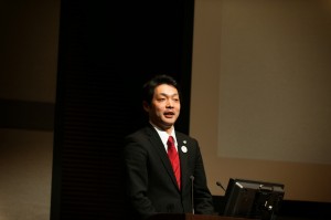 天童温泉ほほえみの宿　滝の湯　代表取締役専務　山口敦史氏は、日本の旅館の良さを保ちながら、世界に発信するグローバルスタンダード化の必要性を訴えた