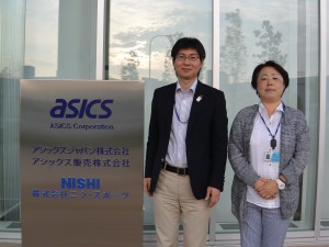 アシックスの佐藤さん（右）と佐々さん。