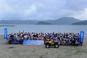 海水浴場の再開に向けて、約200人が力を合わせて清掃活動を行った。