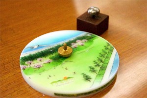 こちらも応援商品。「岩沼精工」が開発した精密コマ「きのこま」。沿岸部にアミタケが生える松林の風景をもう一度復活させようという気持ちから、アミタケというキノコがモチーフになっている