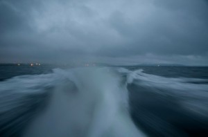 雨の早朝の漁場に向かう祐神丸の船上から