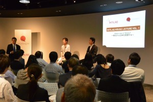 約100人の参加者が集まり、熱気に包まれた会場