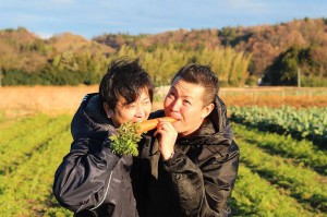 『東北食べる通信 １月号』取材時のひとコマ。左が高橋さん、右が白石さん