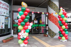 クリスマスデコレーションされたメイン会場のカメリアホール