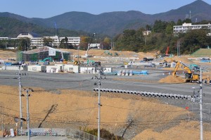 建設が進むJR女川駅舎（手前左）