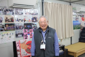 「あおい地区まちづくり整備協議会」会長の小野竹一（たけいち）さん。仮設住宅の自治会長も務め、地域全体を盛り立てている。