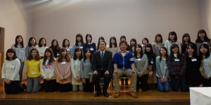 碇川豊町長とインターンシップに参加した大学生