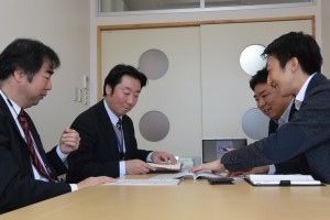 左から大槌町の大釜さん、吉田さん、リクルートキャリアの高橋さん、同社雇用創出支援グループの金明正さん