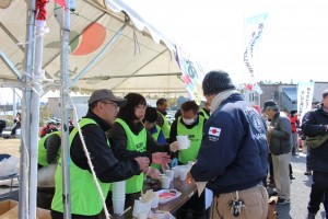 町民らの手製・鍋料理は心も体も温めた