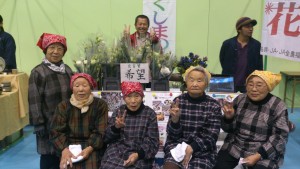 2014年10月に開催された観光物産展で、トルコギキョウ栽培農家の川村博さん（中央奥）らが、来場者に花の配布イベントを行った。トルコギキョウの花言葉は「希望」。農業再生への願いを込める。