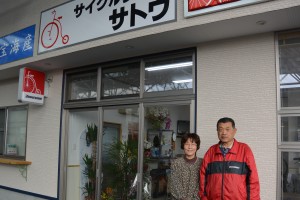 佐藤さんと妻・ふき子さんの店には、商店主や地元住民が次々と訪れる