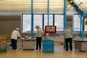 現在の生産拠点となっている被害の少なかった東松島工場の作業風景