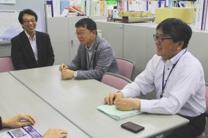 左から、石巻市産業部商工課とセンターとの調整・相談役の阿部明夫さん、6次産業化センター事務局長の村上さん、石巻市産業部商工課長の沓沢さん