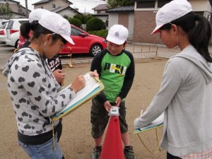 子どもたちにとって自分で測定するのは初めての経験。時間を測る係、記録を取る係と分担し、班ごとに協力し合って取り組んだ