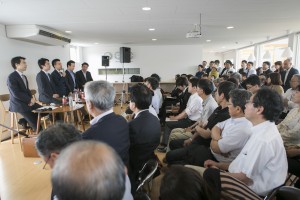 左から、モデレーターの一般社団法人RFC復興支援チーム代表理事の藤沢烈氏、復興大臣政務官の小泉進次郎氏、一般社団法人エリア・イノベーション・アライアンス代表理事の木下斉氏、CRA合同会社代表社員の岡崎正信氏、女川町長の須田善明氏