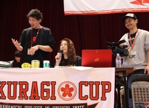 司会・進行を務める矢野さん（中央）と、撮影する河谷さん（右）。試合が終了するたびに、矢野さんはコメントを添えてアナウンスする。