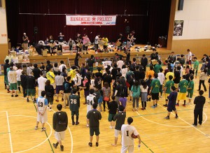 試合の合間には「お菓子投げ」などのプログラムもあり、来場者が一緒に楽しめるような工夫もある。