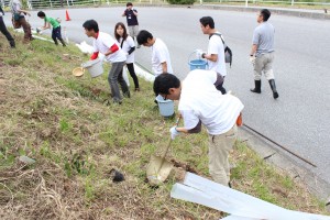 植樹活動は継続的に行っている。写真は2015年6月の植樹風景