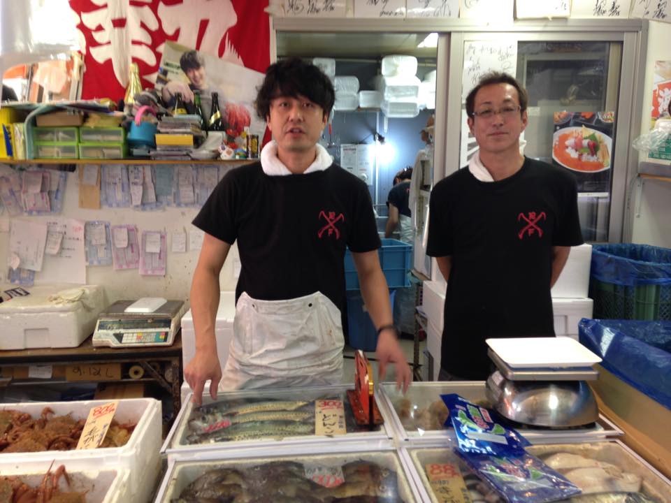 さんさん朝市を中心となって牽引しているのは、さんさん商店街にも店舗をかまえるロイヤルフィッシュの皆さんだ