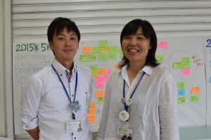 小林さん（左）と安谷屋さん。町民交流施設「ふたぱーく」の使い方を町民と話し合った「考えよう！作り出そう！いわき交流施設♪」ワークショップで出た付箋を前に