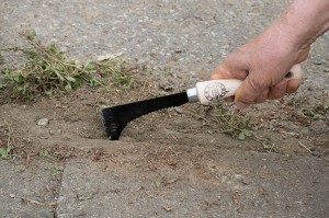 道路脇などの溝から生える雑草を刃を傷めず、効率よく刈れる「草取り溝カッター」