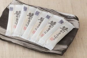 ふんわりもちもちの「笹かまぼこ」。松かまの伝統を純粋に味わうならこの品です。