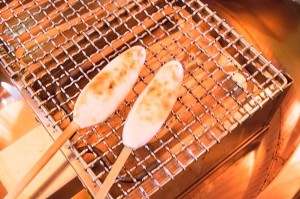 焼く前の「笹かまぼこ」を炎にかざし、こんがりと焼き色をつけて熱々を食べる