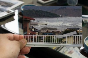 屋上近くまで浸水した社屋の写真が今でも手元に。これを目にしたときはダメかと思ったそう