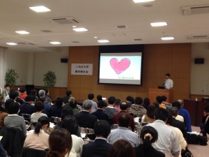 気仙沼市の人材育成プログラム「ぬま大学」で、マイプランのプレゼンを行う田中さん