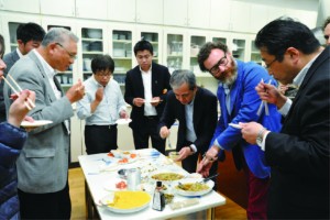 持ち込まれた食材をシェフがアレンジしての試食の様子。