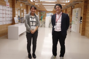 菅野さん（右）と川井さん。大槌臨学舎の校舎内で。