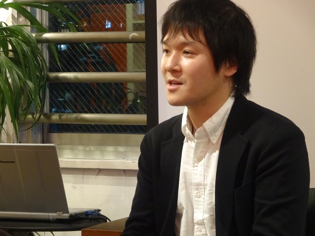 黒田 征太郎 氏(陸前高田未来商店街 右腕OB) 兵庫県出身、現在29歳。「これからは地域に関わる仕事がしたい!」という想いで3年勤めた会社を退職。幼少時に阪神大震災を、2011年には東京で東日本大震災を経験し、今一番助けを必要としている地域・東北に何らかの形で関わりたいと考え右腕に参画。岩手県陸前高田市の陸前高田未来商店街プロジェクトでは、運営事務局として商店街の人たちと関わる町の人たちが目指すゴールに向かって走っていけるようサポート。現在は東北での経験を活かし、官民連携のまちづくりに関わり日本各地を飛び回っている。