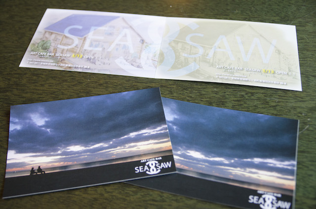 SEA SAWのフライヤー。名前は「海(=SEA)」と「見る、見ていく(= SEE)」と「見てきた(=SAW)」という、過去から現在、未来に繋ぐ意味を込めてつけられた　撮影:浅野拓也