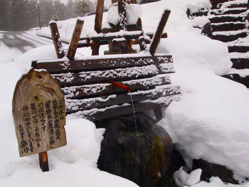 地下100mから汲み上げている水は、数十年もの時間を経て自然にろ過され、安定した品質を誇ります。