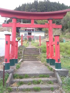 岩手県沿岸部のある氏神を祀る神社。氏子が集う集会所も見える。大津波に襲われながらも、沿岸部の神社の本殿はほとんど無傷で生き残っている。