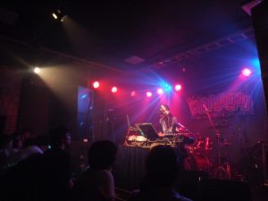 夏祭りに合わせて開催されたライブへの出演者は、すべて地元・宮古のバンド。女性一人でのかっこいい演奏も。