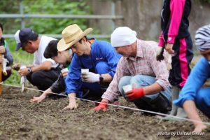 昨年秋の種まきの様子【写真提供：(一社)ユナイテッドグリーン】