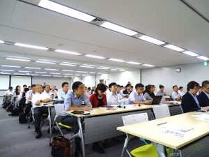 約120名の参加で会場は満席 