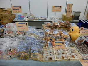 高校生たちが選んだ久慈・野田の名産品を手作りのPOPを使って陳列 