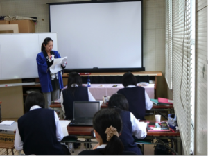 やませデザイン会議事務局の見年代さんも高校生と一緒に商品アピールに挑戦 