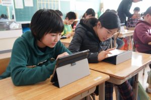「スタディサプリ」に取り組む大川目小学校の６年生。タブレット学習という新鮮な体験によりモチベーションも上がっているという
