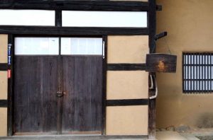 民家の玄関に吊るされた板木。大切なことを知らせる伝達手段だった板木のように、安齋さんも古き良き文化を伝え続けていきます。